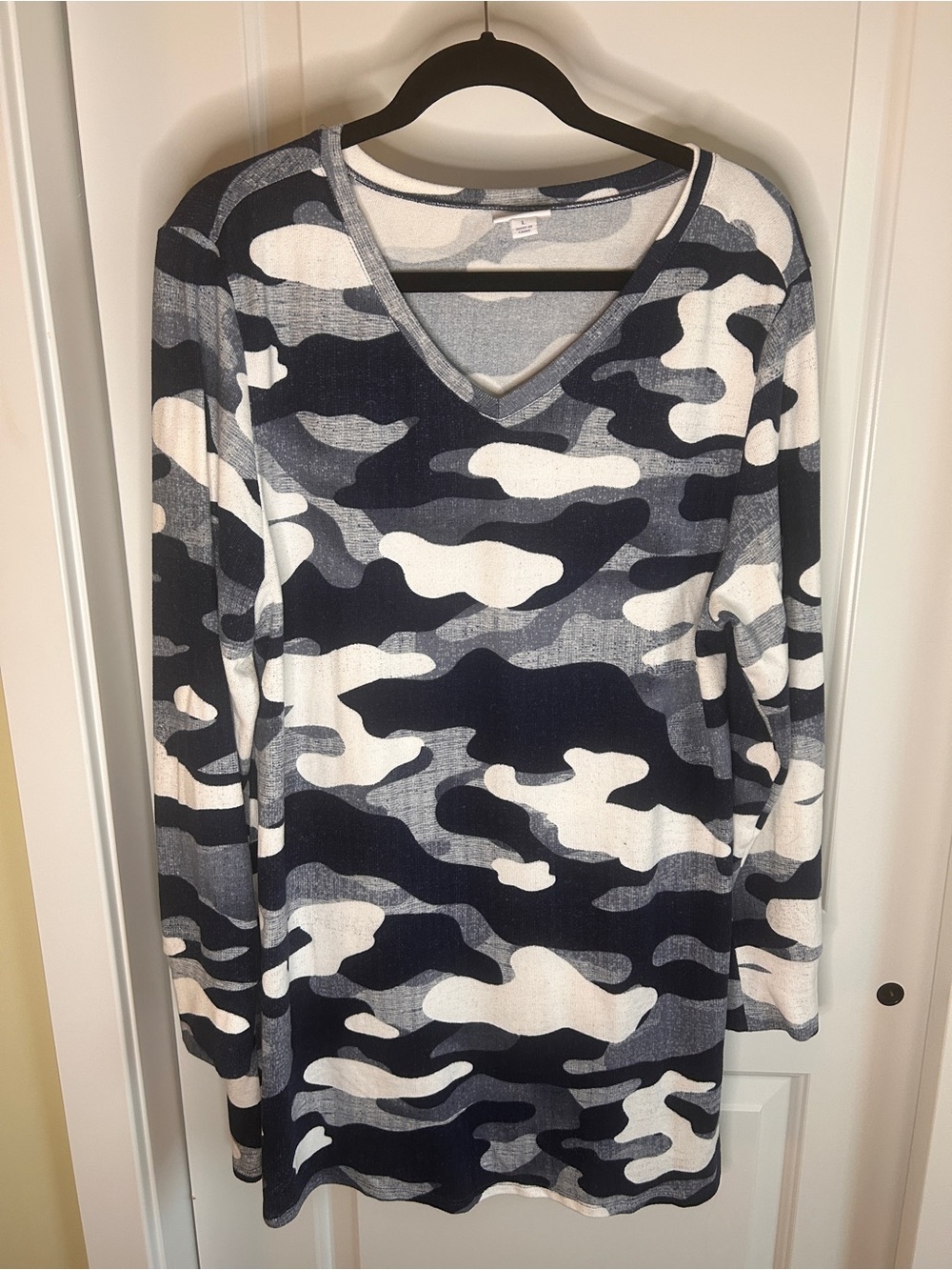 LuLaRoe V-Neck Camouflage Tunic in Navy, Gray & White Size Large